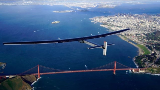 máy bay năng lượng mặt trời Solar Impulse 2 bay qua San Francisco ngày 23/4/2016. Nguồn: Jean Revillard/Handout/Getty Images